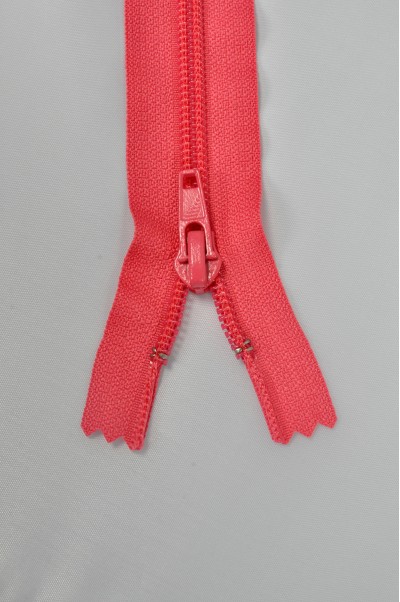 ZIP031  4號拉鏈  個人單頭拉鏈款式  聚酯牙拉鏈   密尾拉鏈款式  不設單獨拉鍊訂購 細節-1